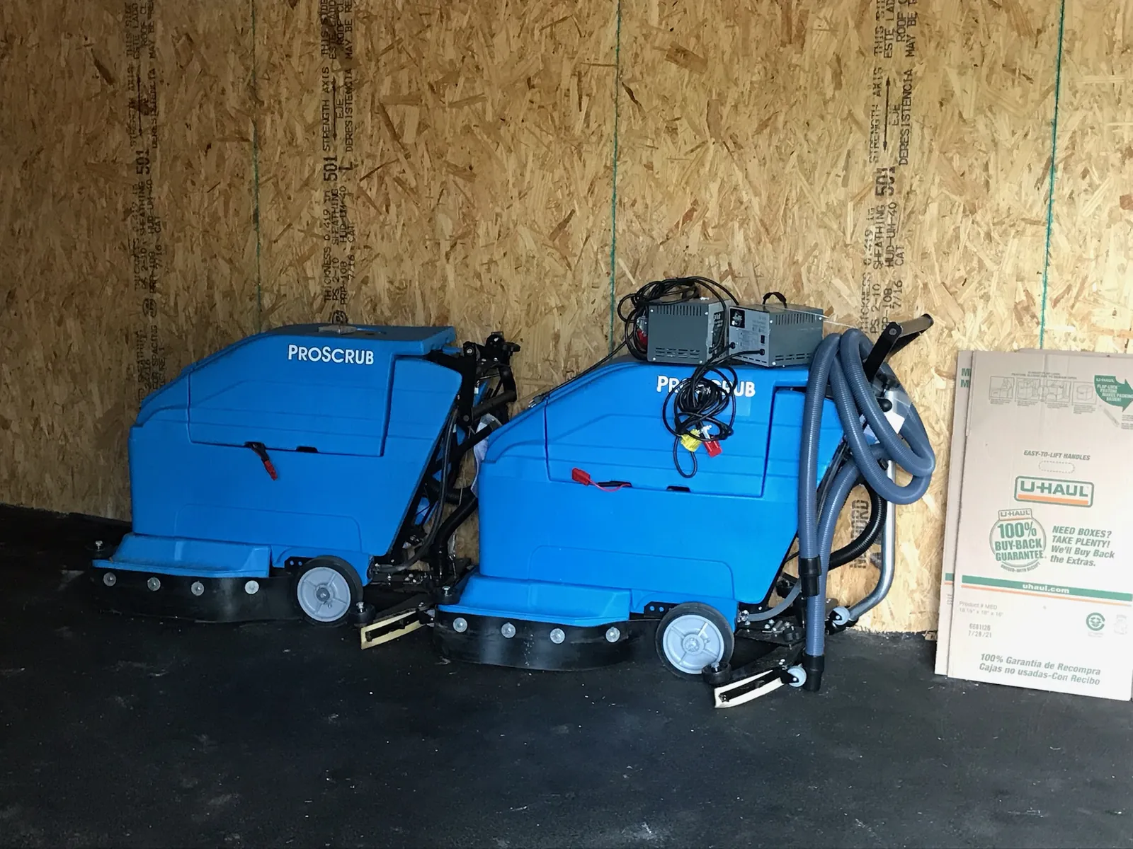 Floor-cleaning equipment arranged indoors